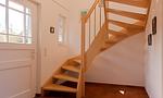 Treppenhaus mit Holztreppe und Eingangstür - Klönhus - Top-Hundeurlaub