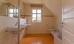 Helles Badezimmer mit zwei Waschbecken und Dusche - Klönhus - Top-Hundeurlaub