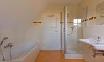 Modernes Badezimmer mit Badewanne und Dusche - Klönhus - Top-Hundeurlaub