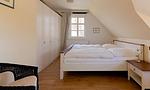 Helles Schlafzimmer mit Doppelbett und Fenster - Klönhus - Top-Hundeurlaub