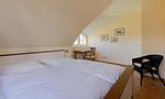 Helles Schlafzimmer mit Doppelbett und Schreibtisch - Klönhus - Top-Hundeurlaub
