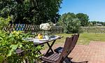 Gemütliche Terrasse mit Tisch und Stühlen - Klönhus - Top-Hundeurlaub