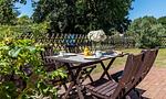 Terrasse mit Tisch und Stühlen - Klönhus - Top-Hundeurlaub