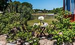 Terrasse mit Tisch und Blumen im Grünen - Klönhus - Top-Hundeurlaub