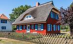 Fachwerkhaus mit Reetdach und blauen Fensterläden - Klönhus - Top-Hundeurlaub