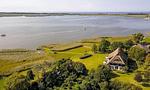 Luftaufnahme eines Gebäudes am Wasser - Hof Zeesenblick 01 - Top-Hundeurlaub