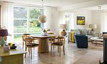 Helles Wohnzimmer mit Esstisch und gemütlichem Sofa - Hof Zeesenblick 01 - Top-Hundeurlaub