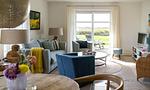Helles Wohnzimmer mit modernen Möbeln - Hof Zeesenblick 01 - Top-Hundeurlaub