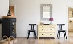 Modernes Wohnzimmer mit Stühlen und Sideboard - Hof Zeesenblick 01 - Top-Hundeurlaub