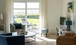 Helles Wohnzimmer mit komfortablen Möbeln - Hof Zeesenblick 01 - Top-Hundeurlaub