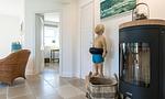 Innenansicht mit Skulptur und Kamin - Hof Zeesenblick 01 - Top-Hundeurlaub