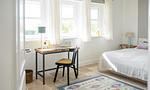 Helles Schlafzimmer mit Schreibtisch und Bett - Hof Zeesenblick 01 - Top-Hundeurlaub