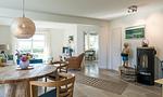 Helles Wohnzimmer mit Esstisch und Sitzecke - Hof Zeesenblick 01 - Top-Hundeurlaub