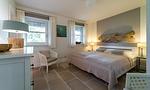 Schlafzimmer mit Doppelbett und Fenster - Hof Zeesenblick 01 - Top-Hundeurlaub