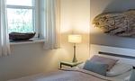 Schlafzimmer mit Bett und Holzdekoration - Hof Zeesenblick 01 - Top-Hundeurlaub