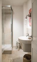 Modernes Badezimmer mit Dusche und Waschbecken - Hof Zeesenblick 01 - Top-Hundeurlaub
