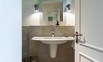 Modernes Badezimmer mit Waschbecken und Spiegel - Hof Zeesenblick 01 - Top-Hundeurlaub