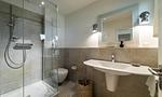 Modernes Badezimmer mit Dusche und Waschbecken - Hof Zeesenblick 01 - Top-Hundeurlaub