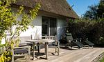 Terrasse mit Tisch und Liegen - Hof Zeesenblick 01 - Top-Hundeurlaub