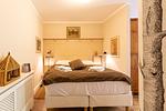 Schlafzimmer mit Doppelbett und Kunstwerken - Christian - Top-Hundeurlaub