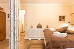 Helles Schlafzimmer mit Doppelbett und Schrank - Christian - Top-Hundeurlaub