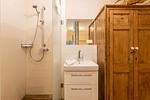Modernes Badezimmer mit Dusche und Holzschrank - Christian - Top-Hundeurlaub