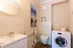 Modernes Badezimmer mit Waschbecken und Waschmaschine - Christian - Top-Hundeurlaub