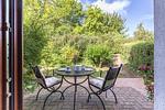 Terrasse mit Tisch und Stühlen im Garten - Christian - Top-Hundeurlaub