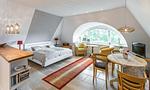 Helles Schlafzimmer mit Doppelbett und Sitzecke - Hof Zeesenblick 06 - Top-Hundeurlaub