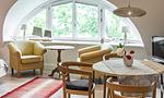 Wohnzimmer mit Sessel und Tisch - Hof Zeesenblick 06 - Top-Hundeurlaub