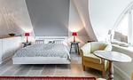 Schlafzimmer mit Doppelbett und gemütlichem Sessel - Hof Zeesenblick 06 - Top-Hundeurlaub