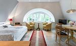 Schlafzimmer mit rundem Fenster und gemütlicher Sitzecke - Hof Zeesenblick 06 - Top-Hundeurlaub