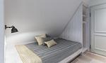 Schlafzimmer mit großem Bett und dekorativen Kissen - Hof Zeesenblick 06 - Top-Hundeurlaub