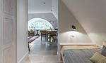 Schlafzimmer mit Bett und Fenster - Hof Zeesenblick 06 - Top-Hundeurlaub