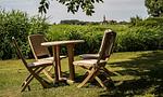 Terrasse mit Tisch und Stühlen in ruhiger Umgebung - Hof Zeesenblick 06 - Top-Hundeurlaub