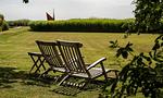 Sitzgelegenheiten im Freien auf einer Wiese - Hof Zeesenblick 06 - Top-Hundeurlaub
