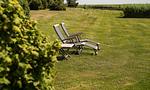 Garten mit Liegestühlen auf der Wiese - Hof Zeesenblick 06 - Top-Hundeurlaub