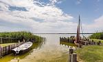 Beach mit Bootsanleger und ruhigem Wasser - Hof Zeesenblick 06 - Top-Hundeurlaub