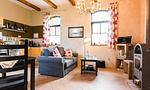 Gemütliches Wohnzimmer mit Sofa und Esstisch - Alte Tischlerei 02 - Top-Hundeurlaub