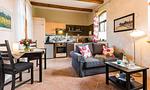 Einladendes Wohnzimmer mit Sofa und Küche - Alte Tischlerei 02 - Top-Hundeurlaub