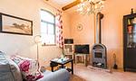 Gemütliches Wohnzimmer mit Sofa und Kamin - Alte Tischlerei 02 - Top-Hundeurlaub