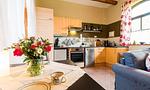 Moderne Küche mit Holz- und Edelstahl-Ausstattung - Alte Tischlerei 02 - Top-Hundeurlaub