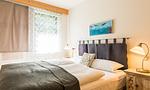Schlafzimmer mit Doppelbett und Lampe - Alte Tischlerei 02 - Top-Hundeurlaub