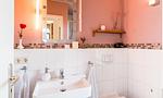 Modernes Badezimmer mit Waschbecken und Spiegel - Alte Tischlerei 02 - Top-Hundeurlaub