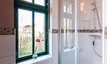 Modernes Badezimmer mit Dusche und Fenster - Alte Tischlerei 02 - Top-Hundeurlaub