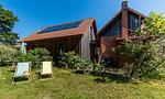Außenansicht eines Hauses mit Garten und Liegestühlen - Alte Tischlerei 02 - Top-Hundeurlaub