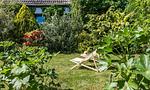 Idyllischer Garten mit Liegestuhl und bunten Pflanzen - Alte Tischlerei 02 - Top-Hundeurlaub