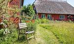 Außenansicht eines Hauses mit roter Fassade und Strohdach - Alte Tischlerei 02 - Top-Hundeurlaub