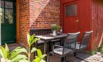 Gemütliche Terrasse mit Tisch und Stühlen - Alte Tischlerei 02 - Top-Hundeurlaub
