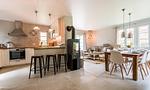 Moderne Küche mit Essbereich und Wohnzimmer - SiebenFinken - Top-Hundeurlaub